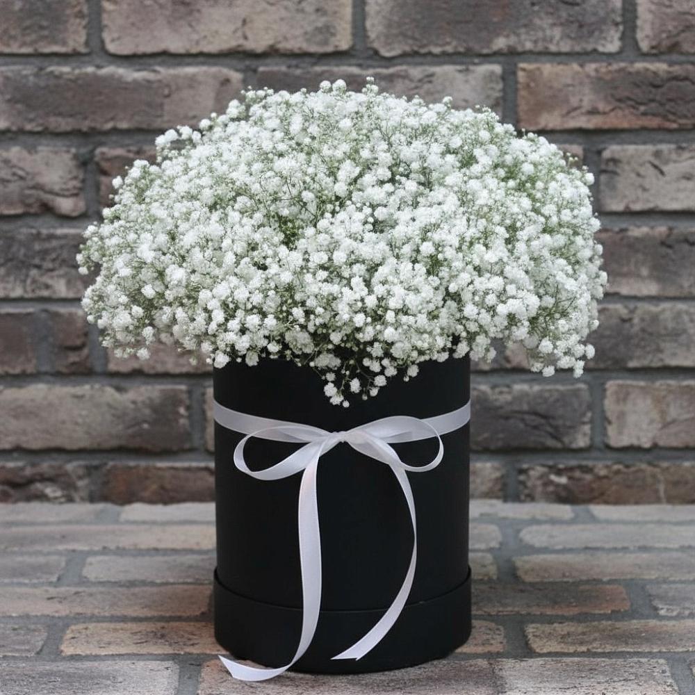 Цветочная композиция из Гипсофила в шляпной коробке в Прасковее