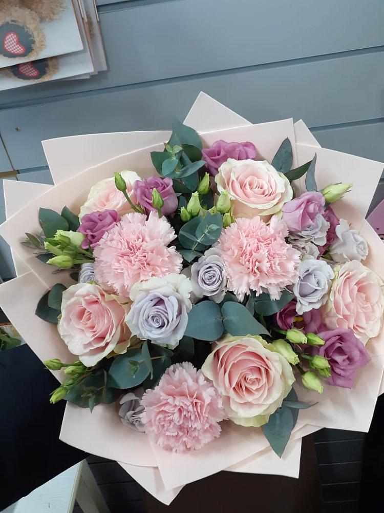 Букет цветов из: Розы, Гвоздики и Лизиантусы в Прасковее